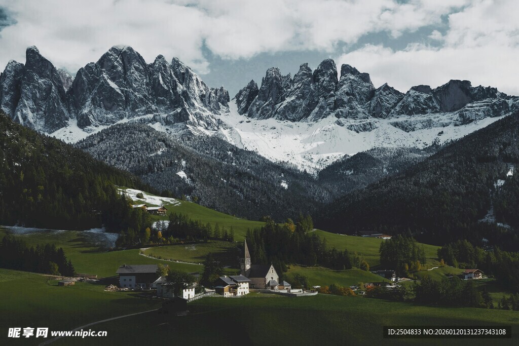 阿尔卑斯山景中的静谧村落