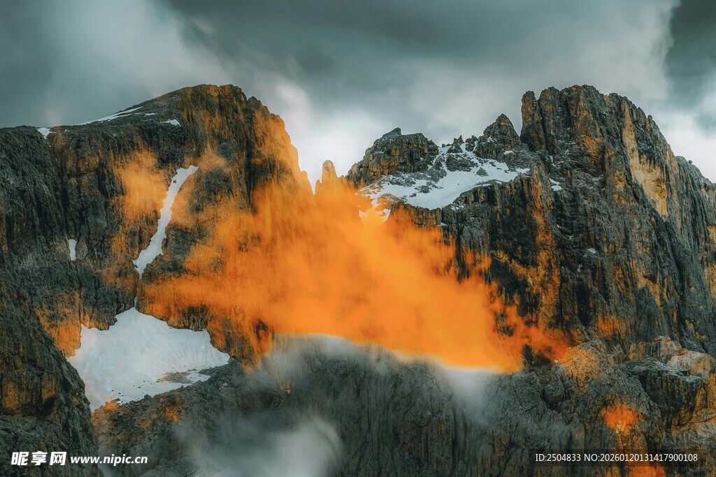 壮丽山景中的绚烂光影