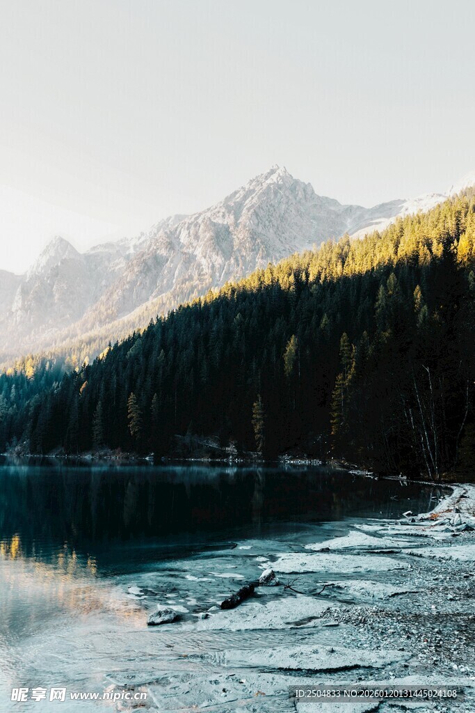 湖畔山林间的壮丽山景