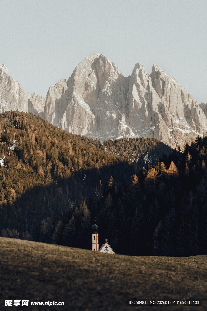 山间小屋与壮丽山脉景观