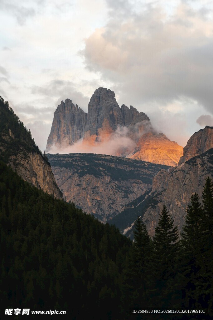 夕阳下的壮丽山峦景观