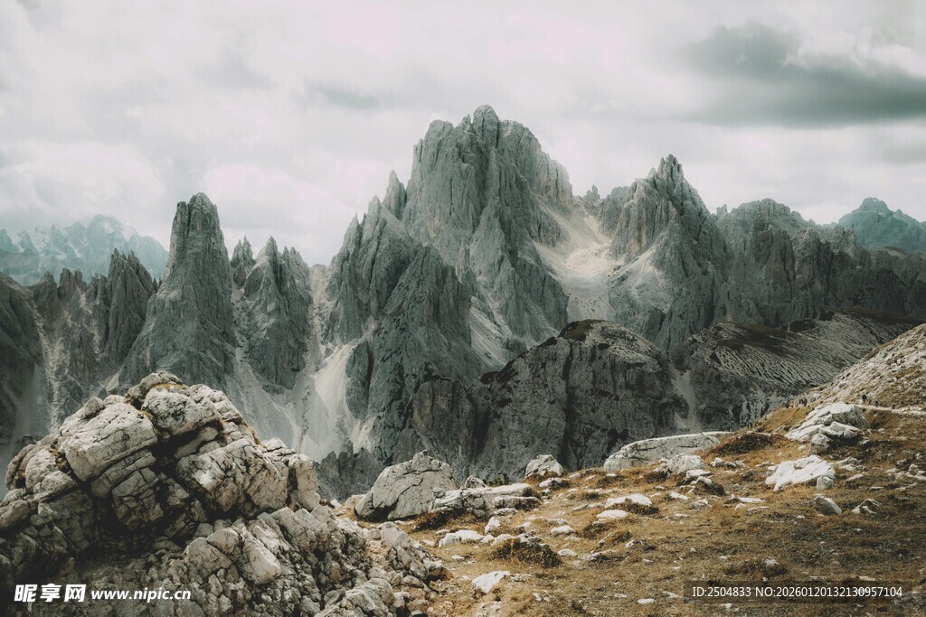 壮丽山景 云雾缭绕的奇峰