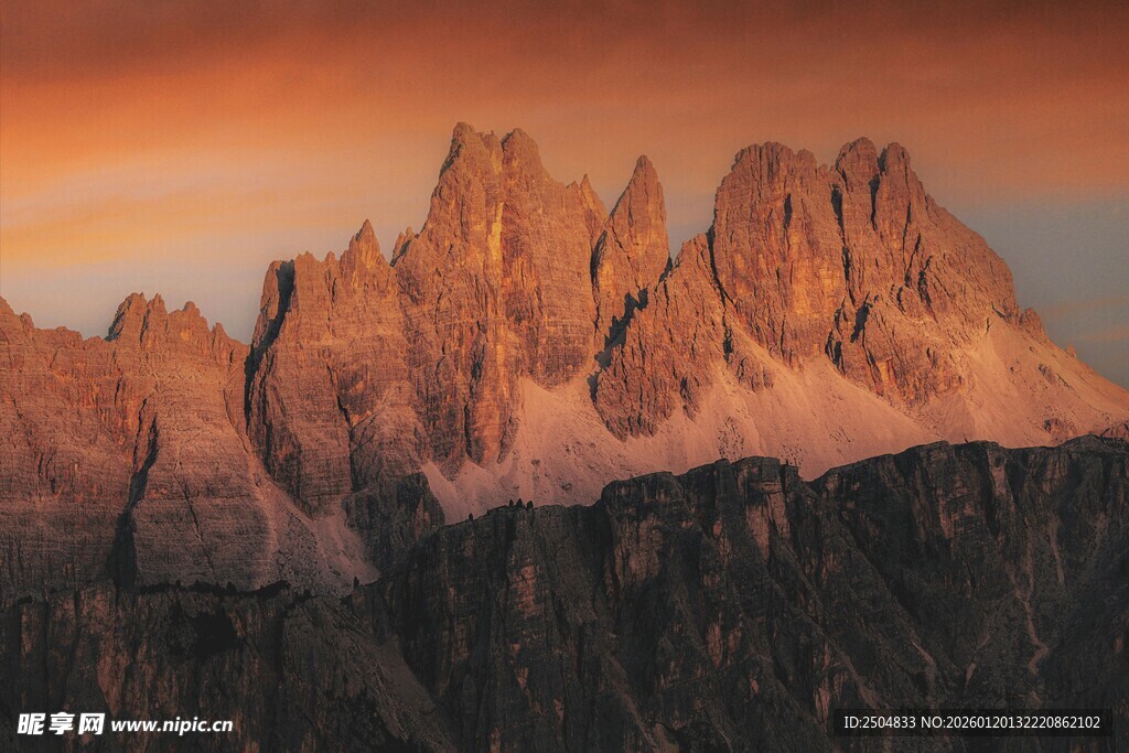 壮丽山景 夕阳下的巍峨峰峦