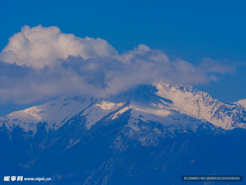 雪山蓝天 壮丽自然景观