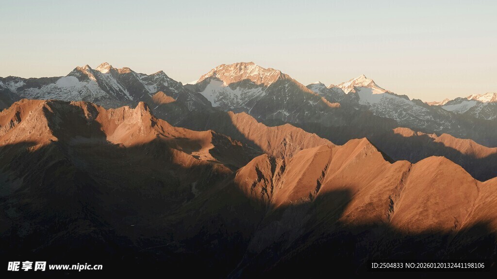 夕阳下壮丽的连绵山脉