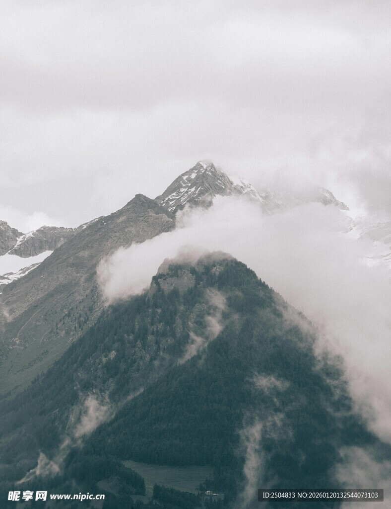 云雾缭绕的壮美山峦