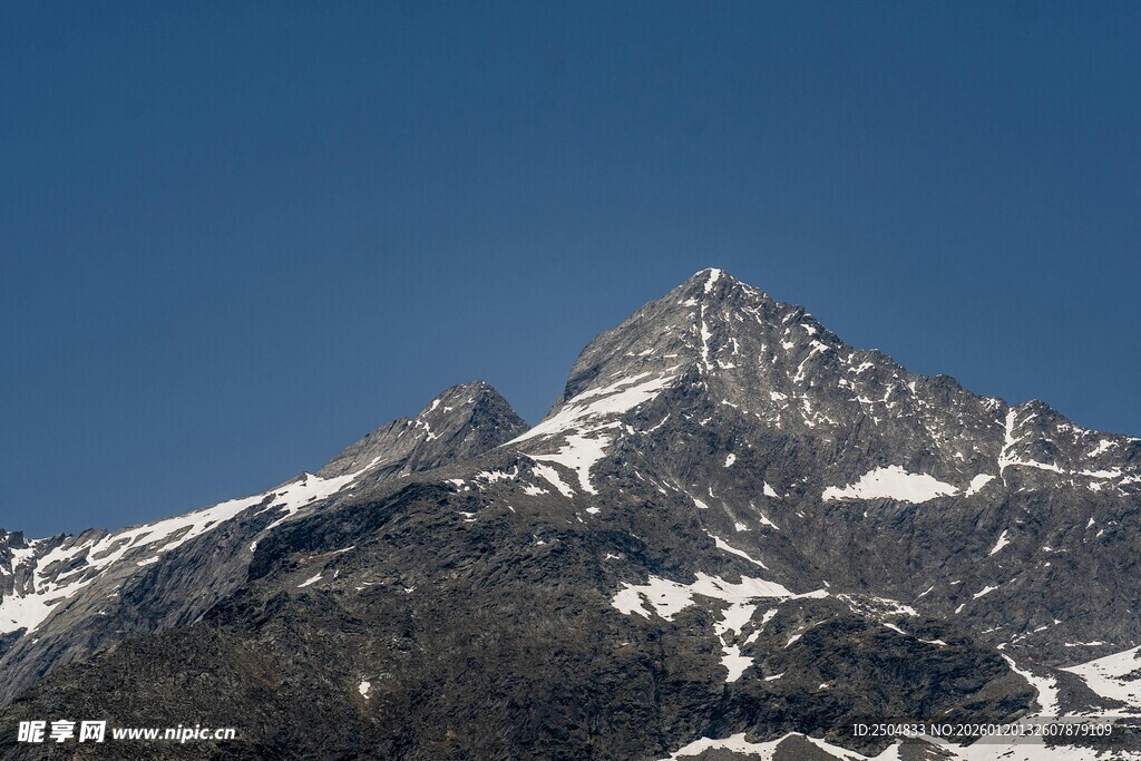 巍峨雪山壮丽景致