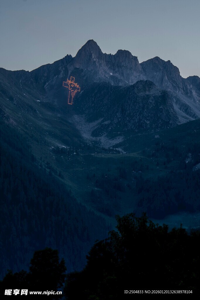 夜幕下的山峦灯火