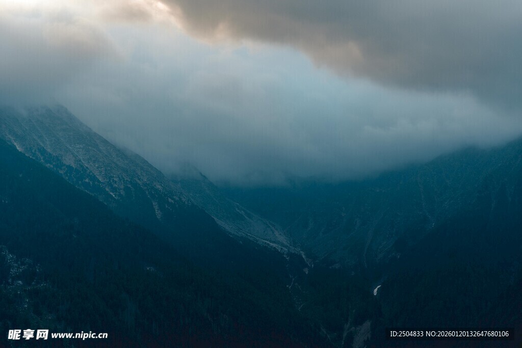云雾缭绕的壮美山峦