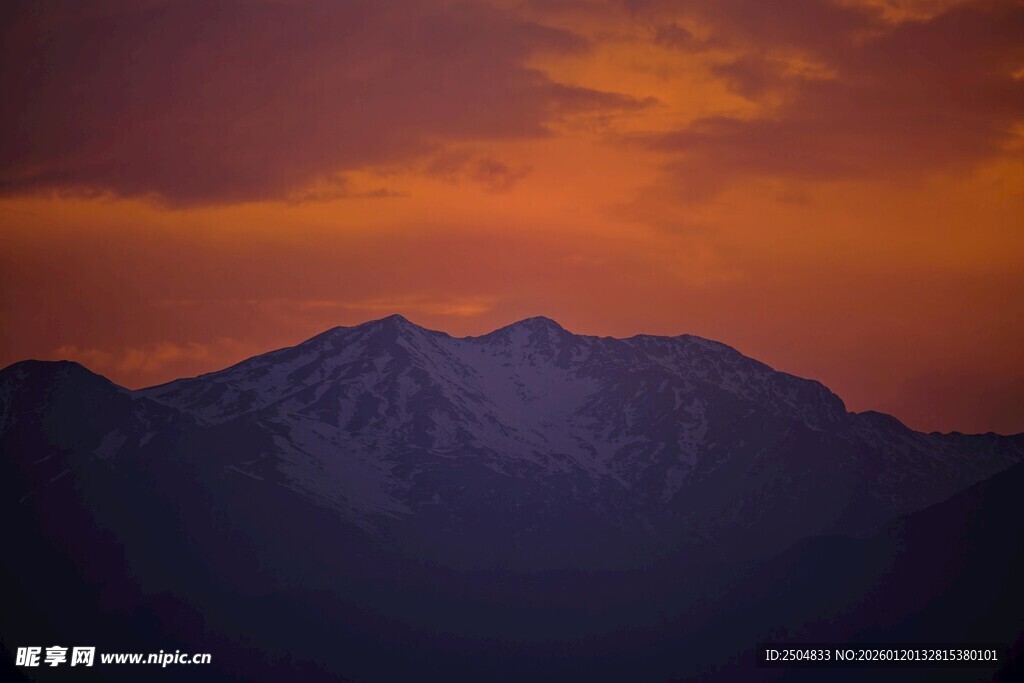 壮丽晚霞下的巍峨山脉