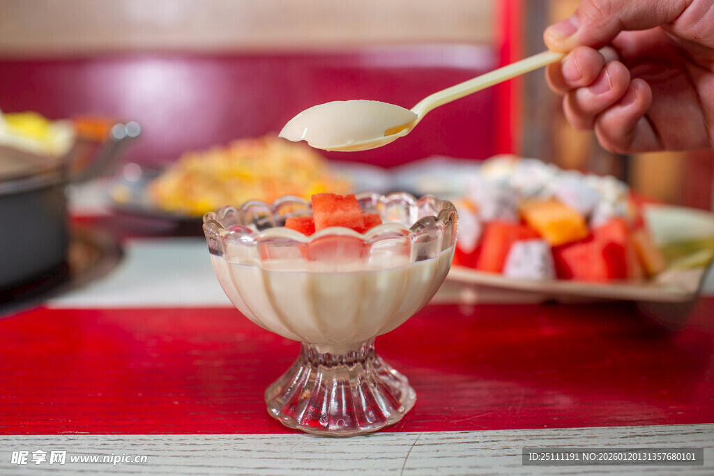 美味水果酸奶杯特写