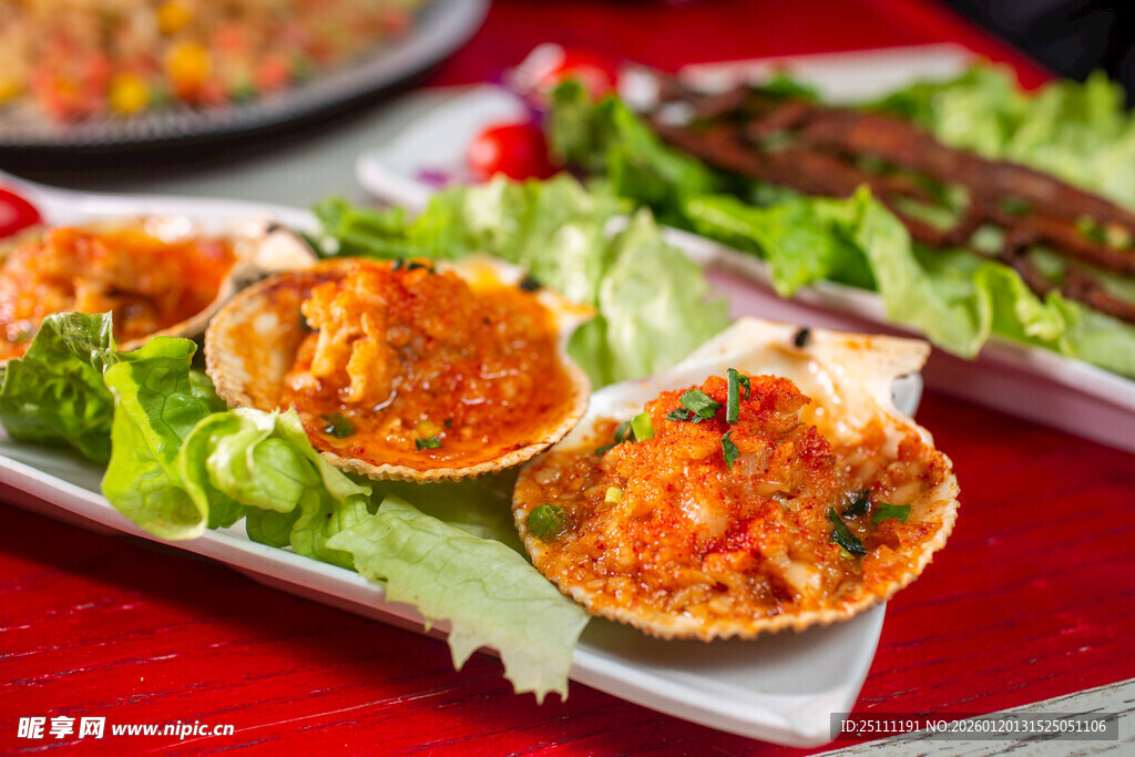 美味扇贝配生菜摆盘