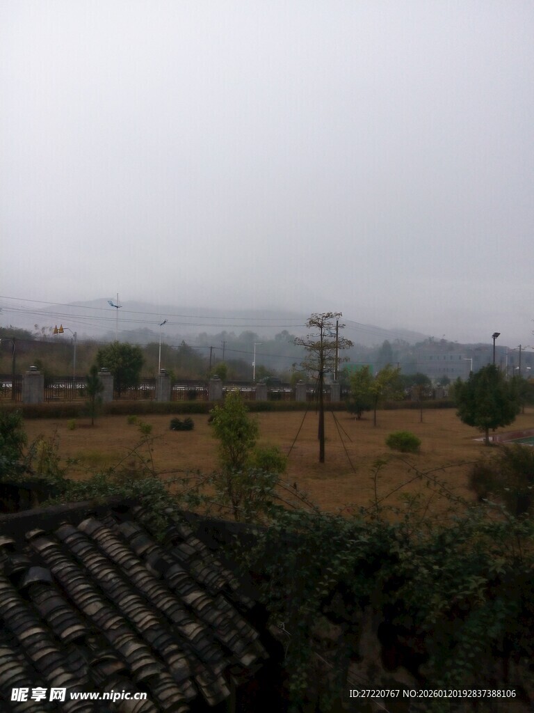 乡村田野朦胧景致