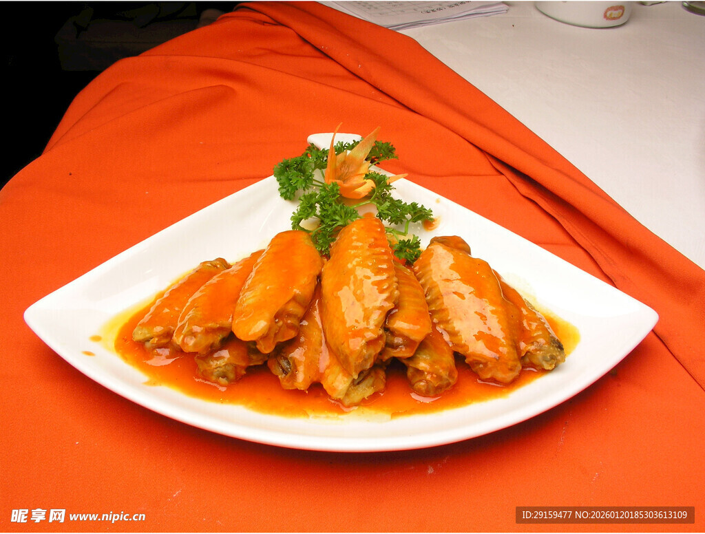 红烧鸡翅摆于盘中