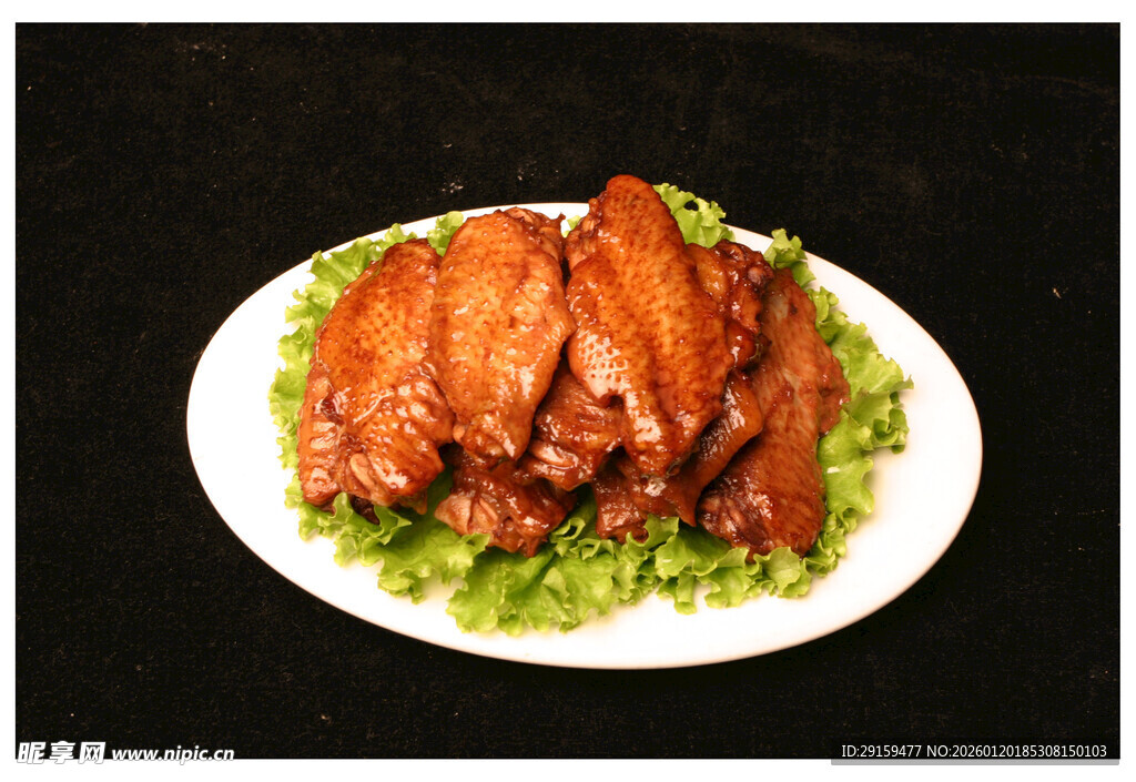 美味卤鸡腿摆于生菜上