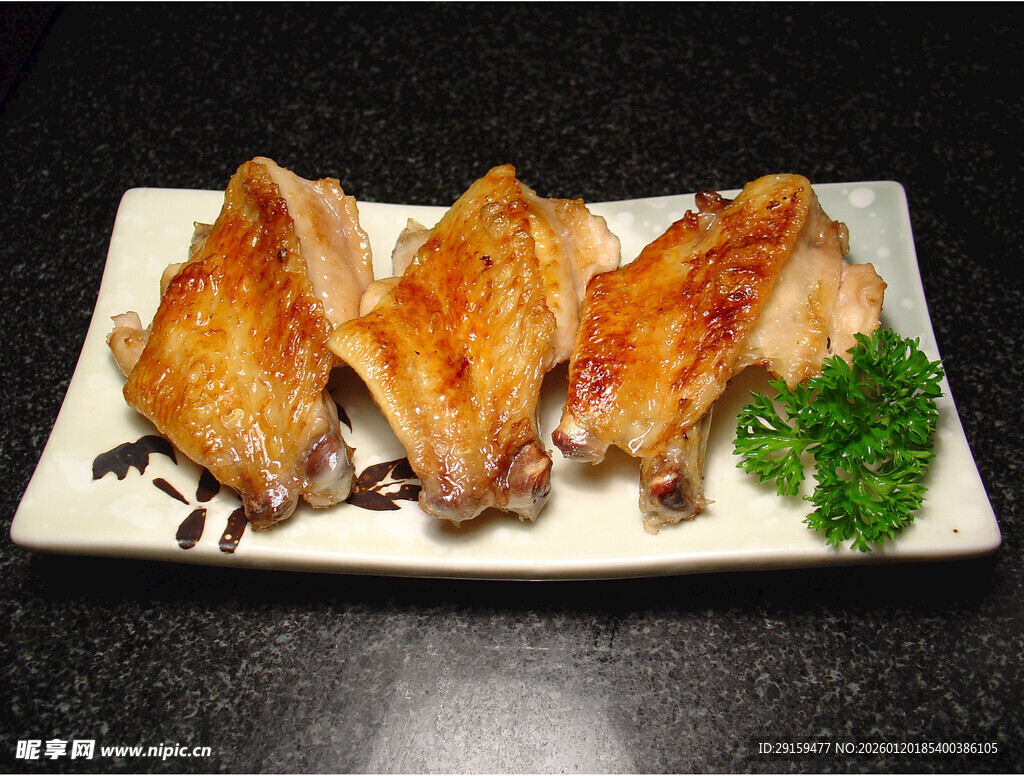 美味烤制鸡翅摆盘精致