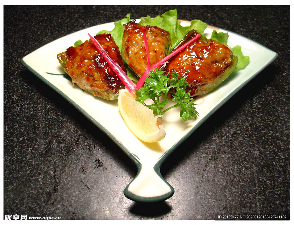 精致摆盘的美味烤肉