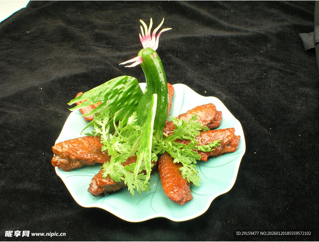 生菜配烤肉摆盘精致