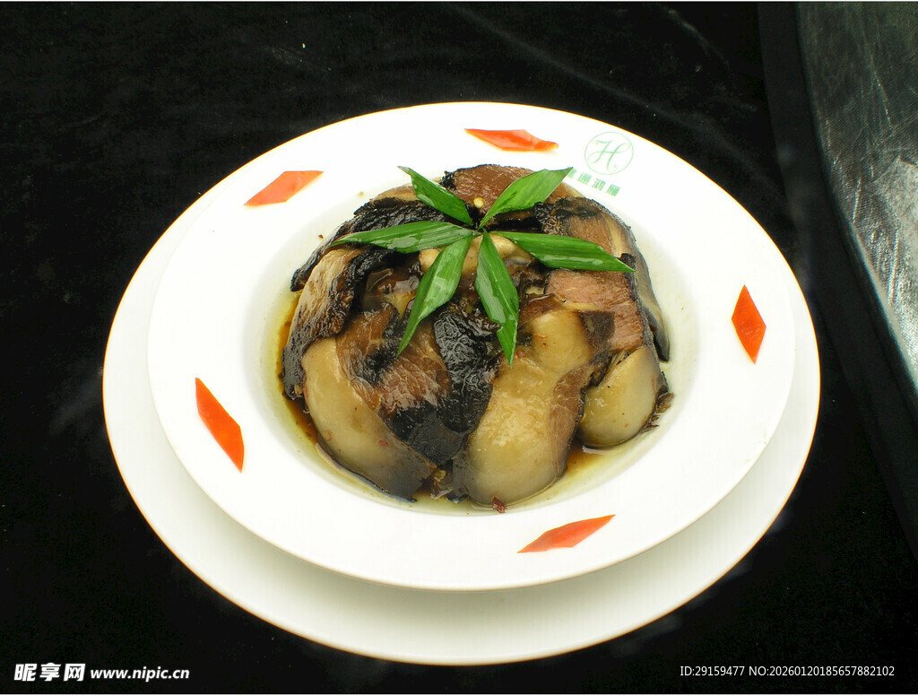 美味梅菜扣肉摆盘精致