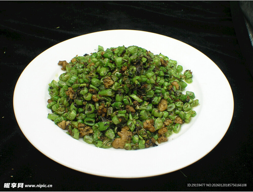 盘中翠绿花椒粒