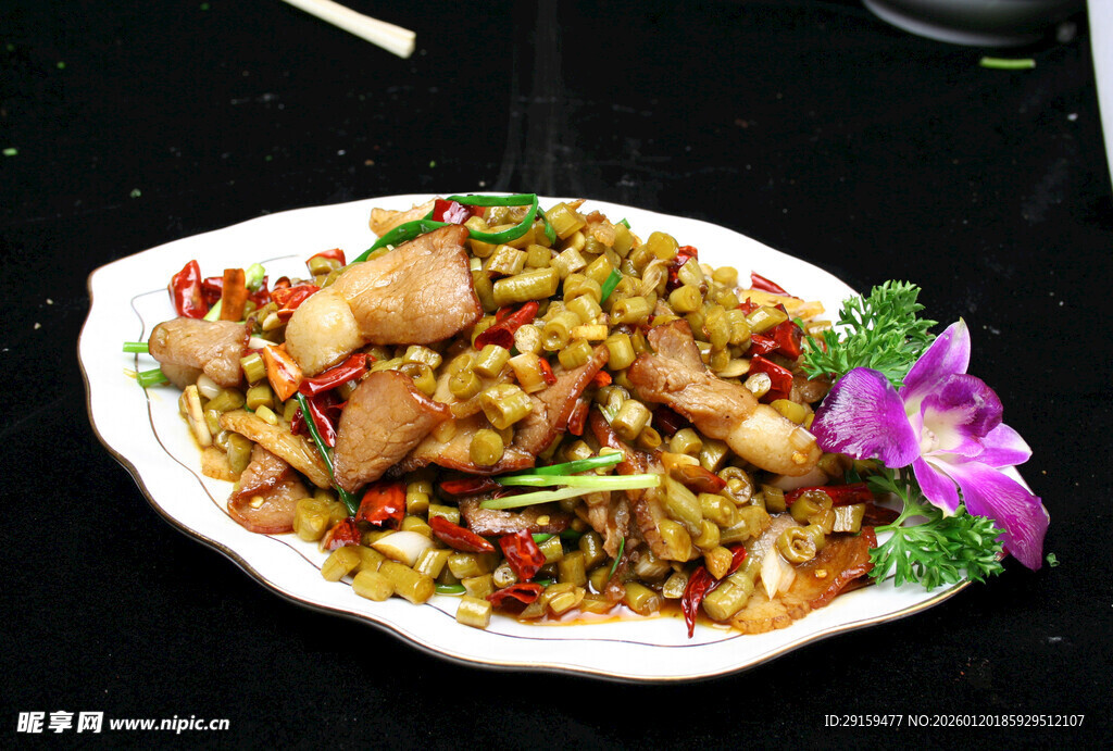 美味炒鸡丁摆盘精致