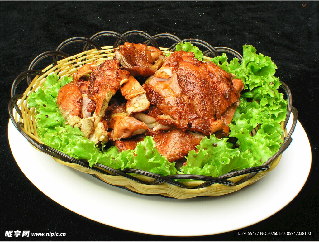 美味烤鸡配鲜嫩生菜