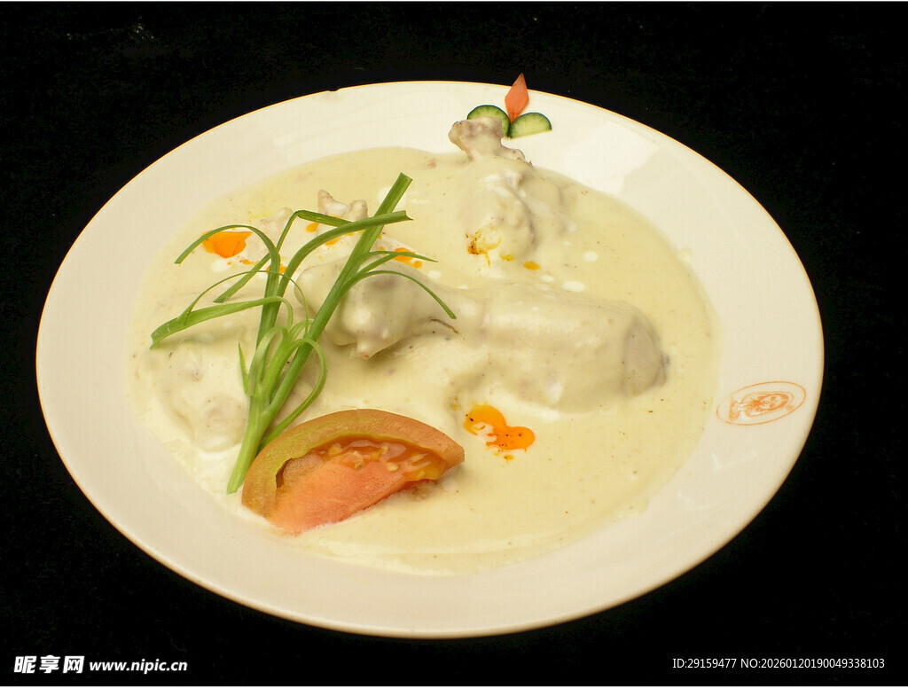 精致摆盘的特色海鲜料理