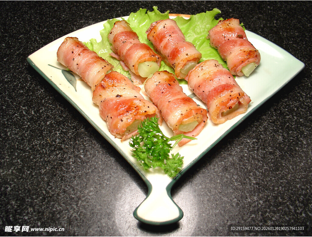 培根蔬菜卷摆盘美食