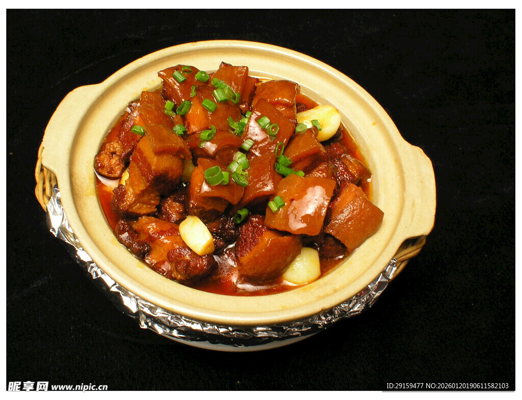 美味红烧排骨砂锅料理