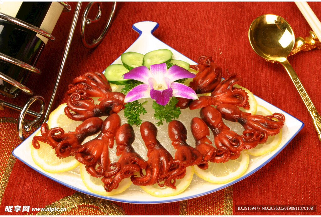 美味酱卤鸭脖摆盘精致