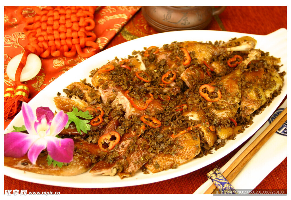 美味手撕烤鸭摆盘中