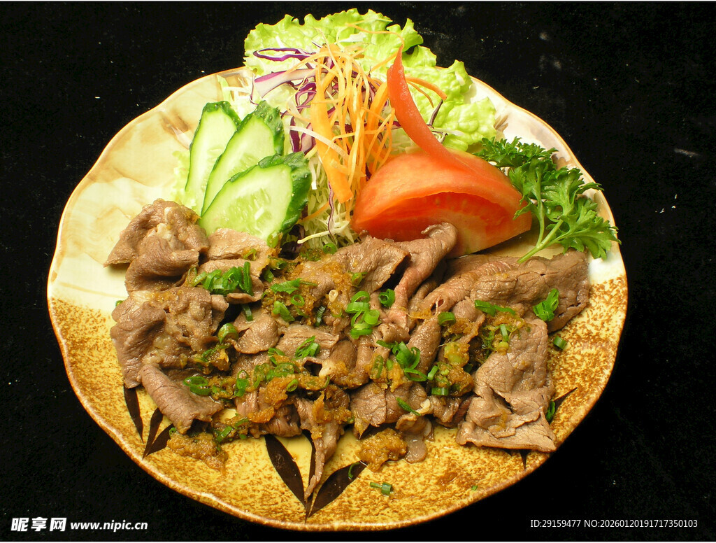 美味牛肉蔬菜拼盘