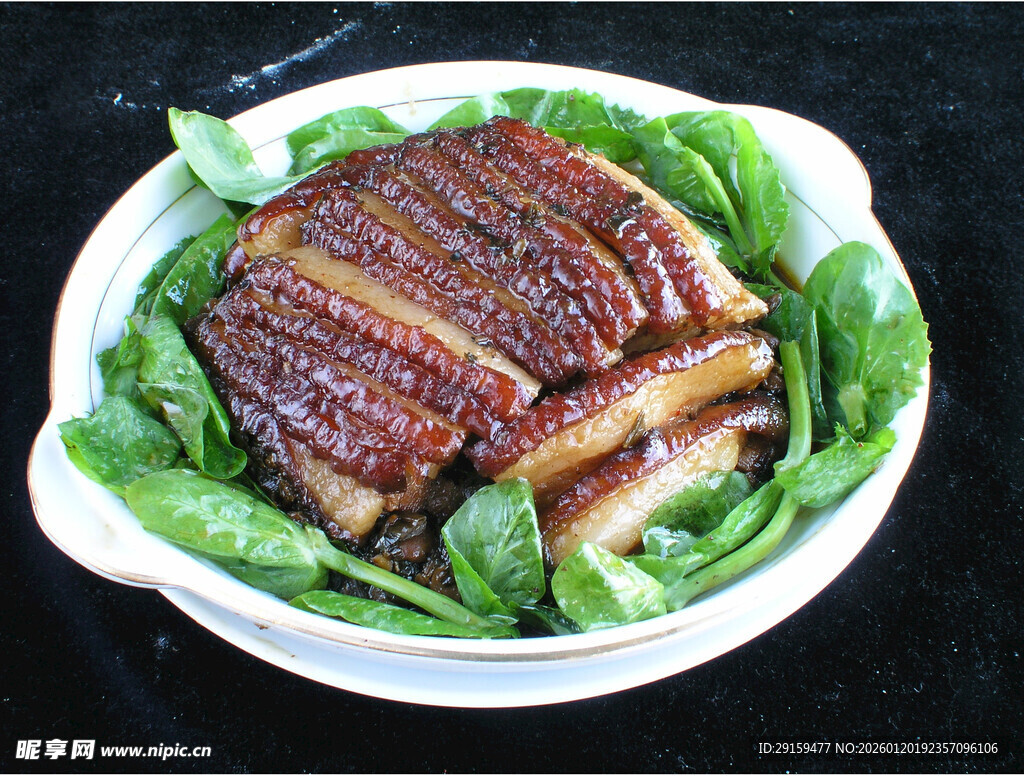 美味虎皮扣肉配青菜