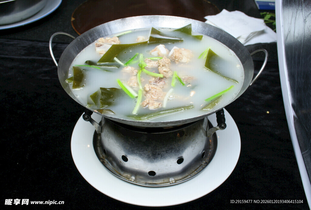 热气腾腾的美味养生汤锅