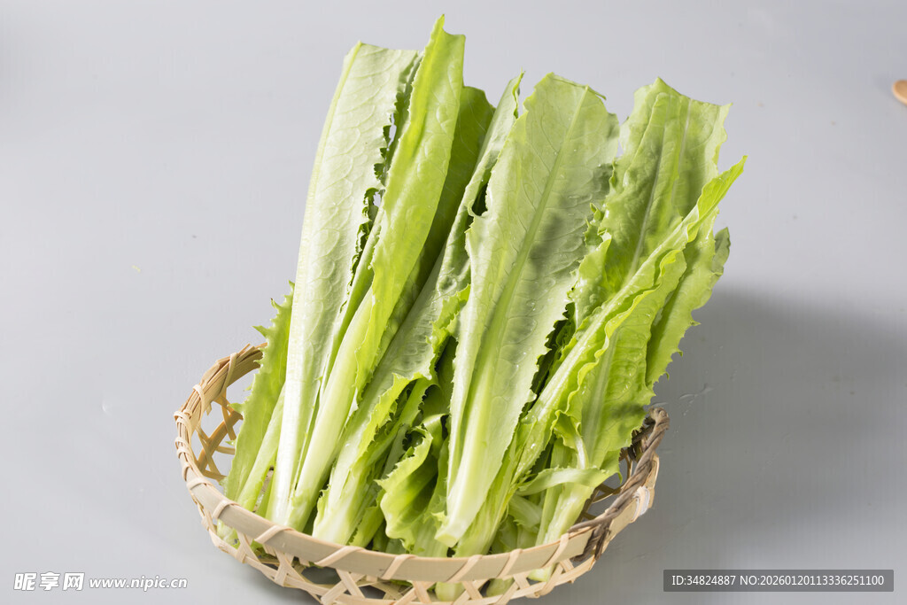 竹篮中的鲜嫩莴笋叶