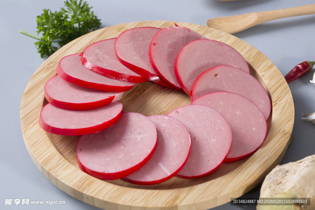 切片火腿摆放在木盘上