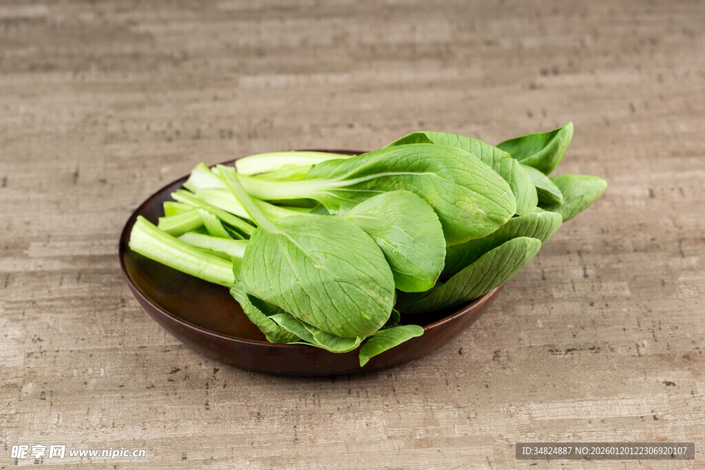 碗中鲜嫩菠菜叶