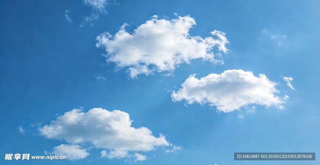 蓝天中的几朵白云