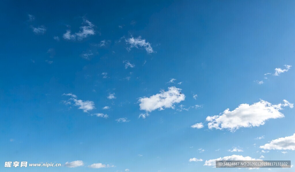 晴朗蓝天飘着几朵白云