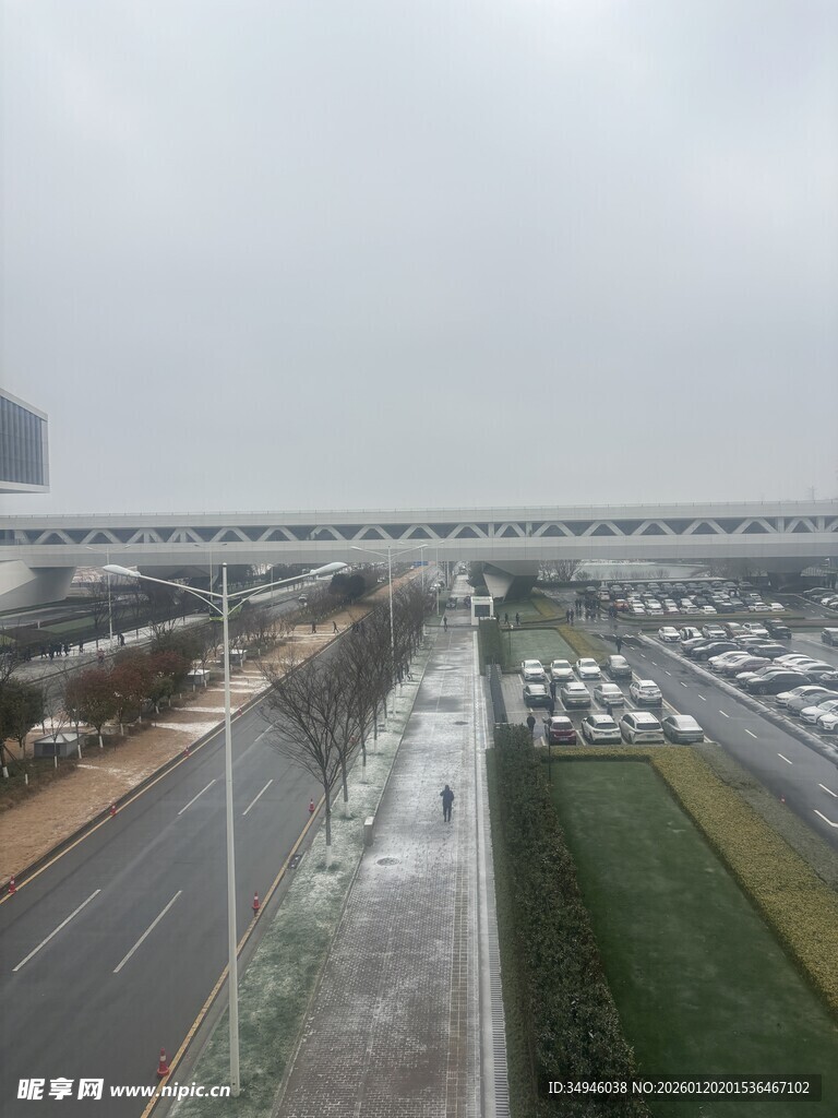 城市高架桥及周边景象