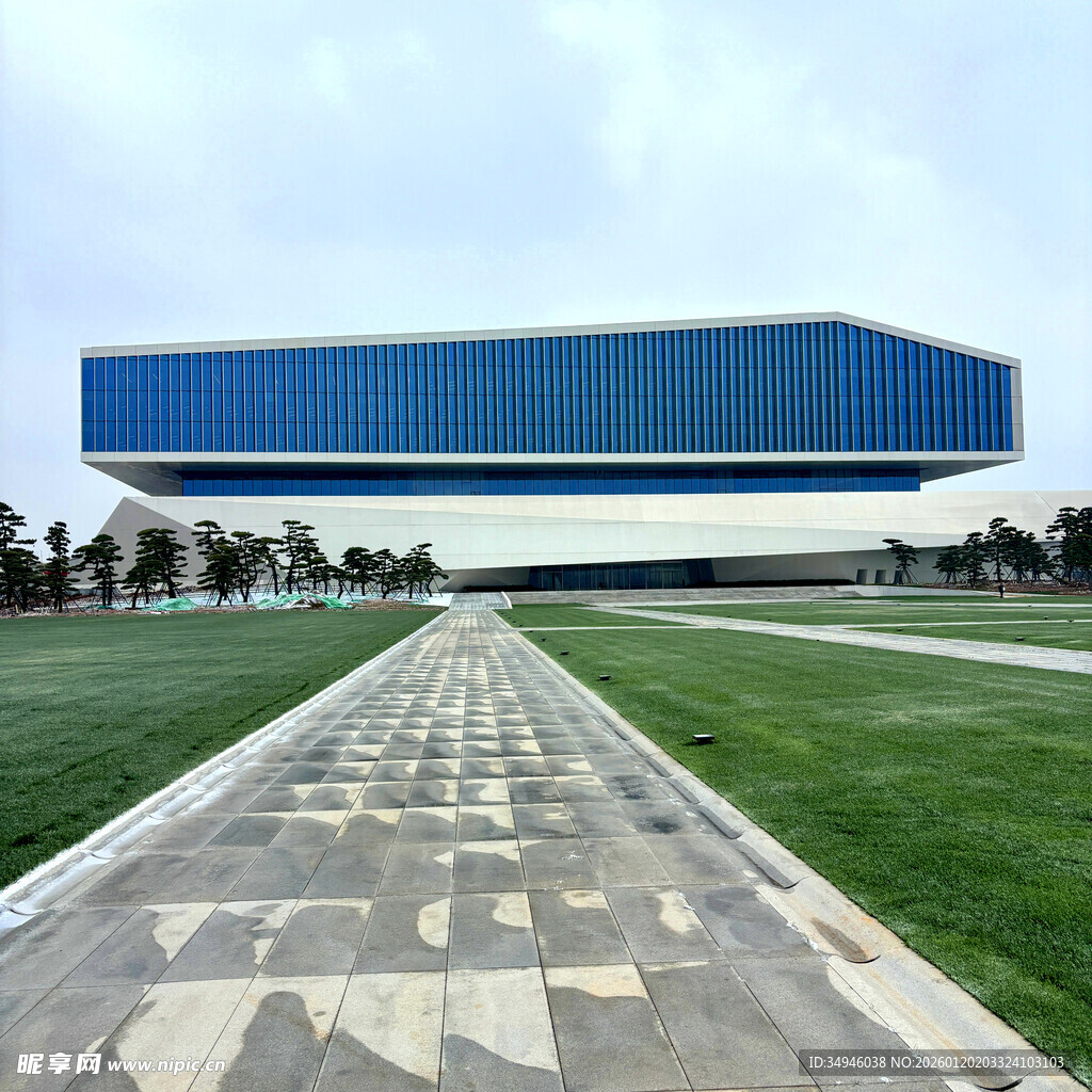 现代建筑前的开阔景观道