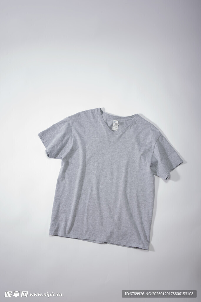 浅灰色简约短袖T恤