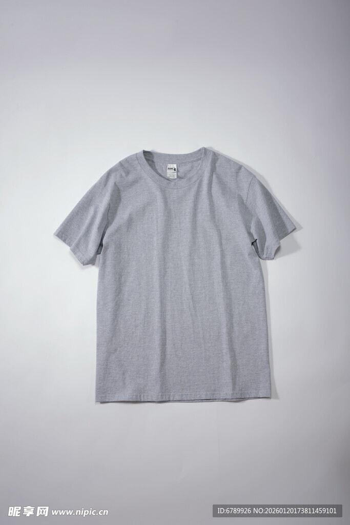 浅灰色简约短袖T恤