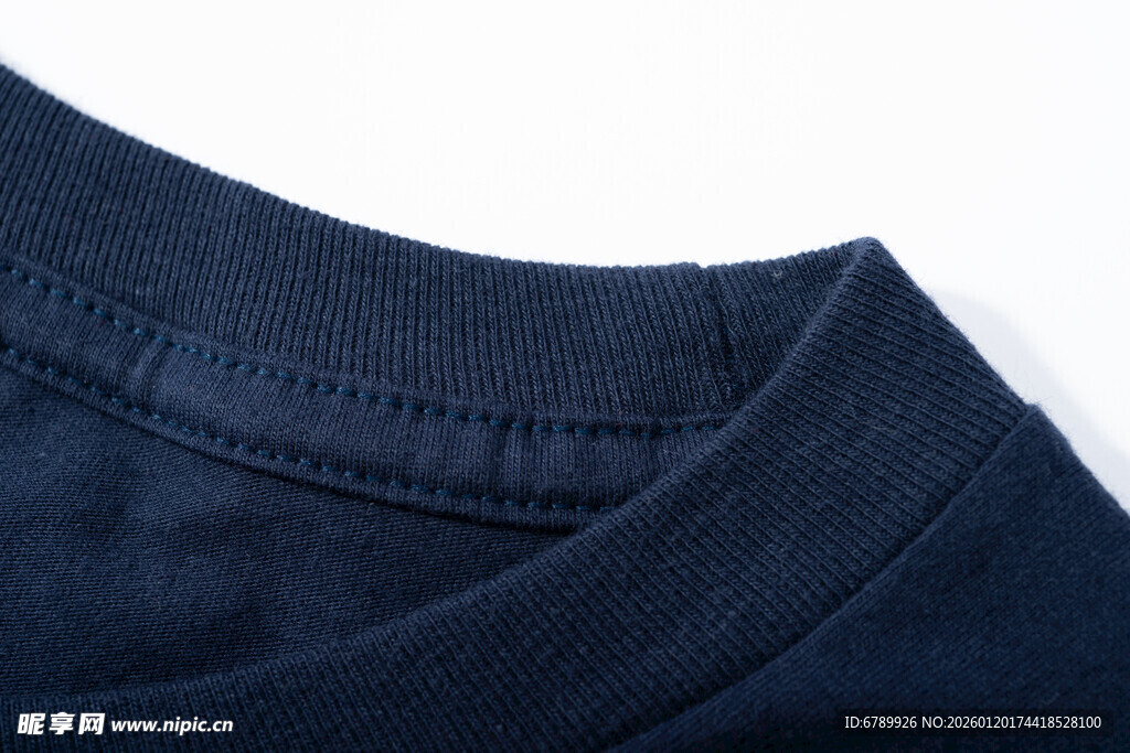 深蓝色衣物领口细节