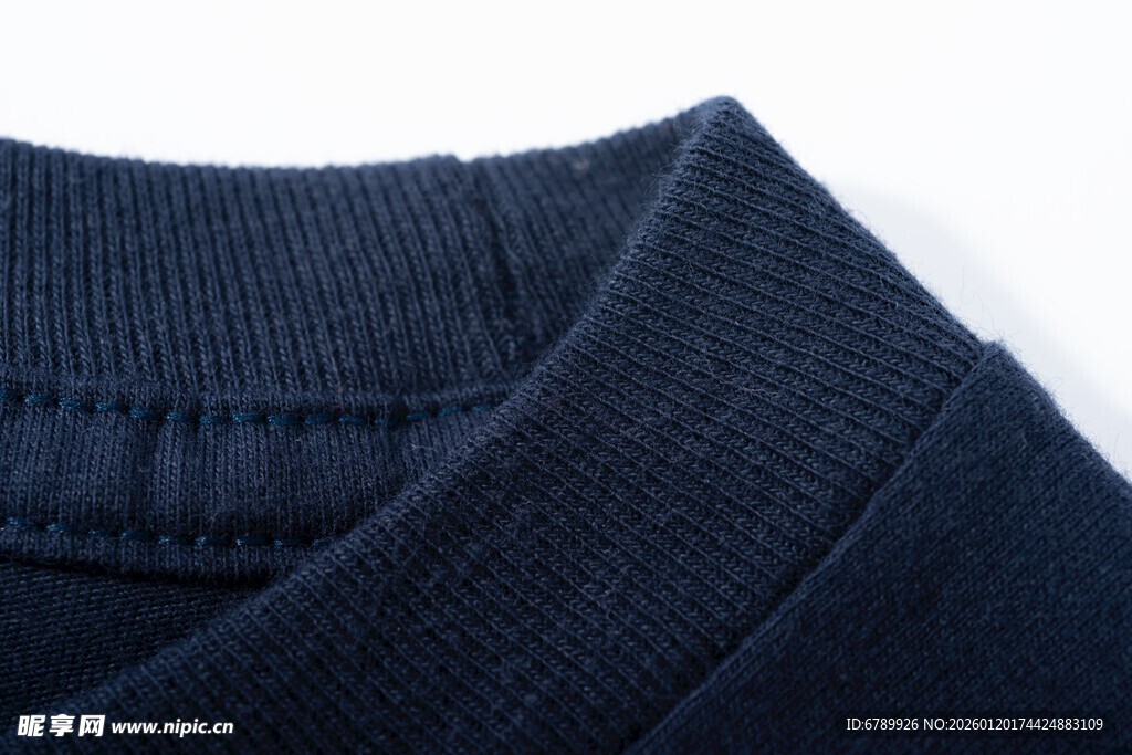 深蓝色衣物领口细节