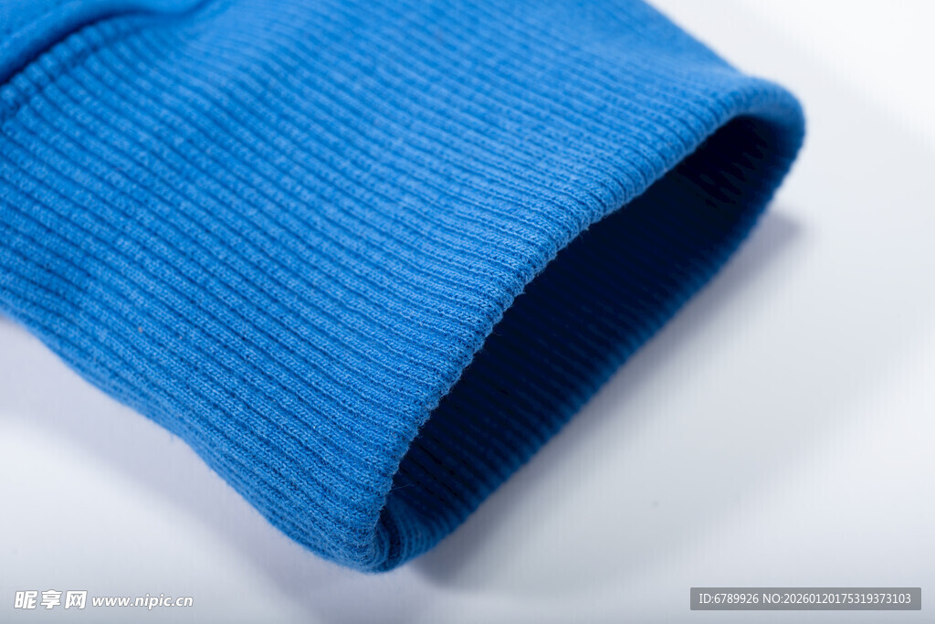 蓝色针织袖边特写