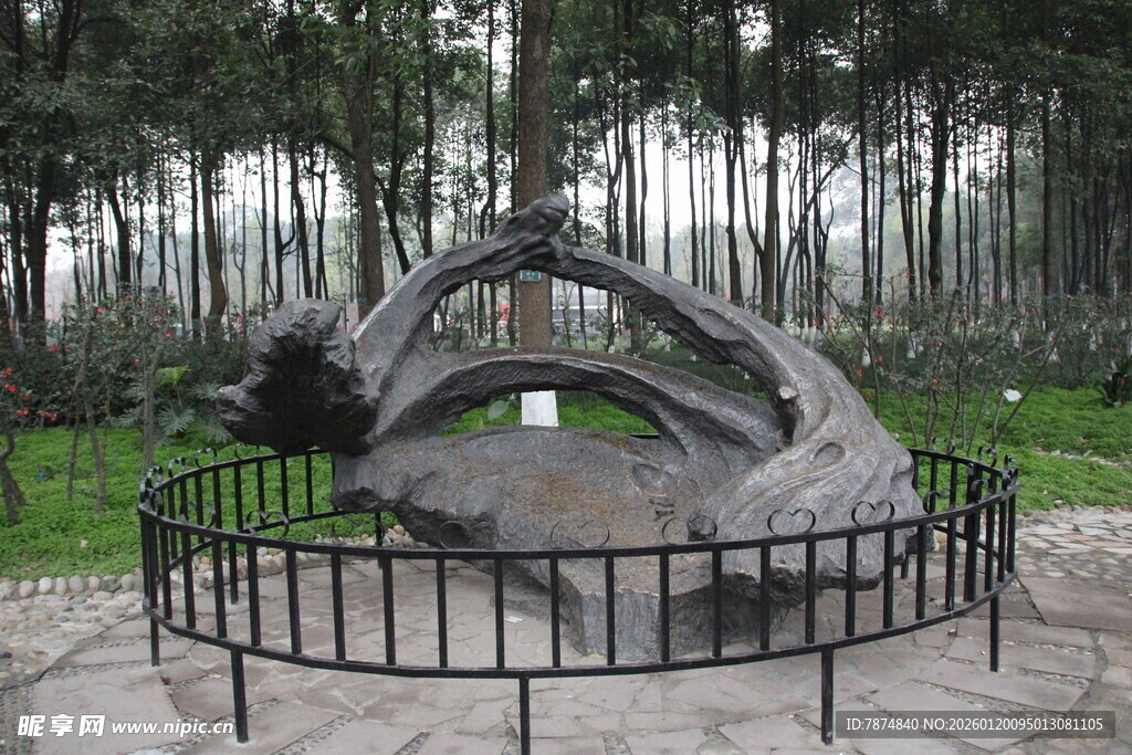 林中独特雕塑景观