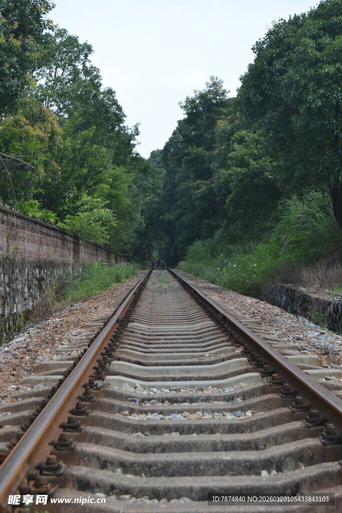 延伸向远方的铁轨