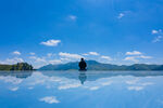 湖面倒影中的孤独身影