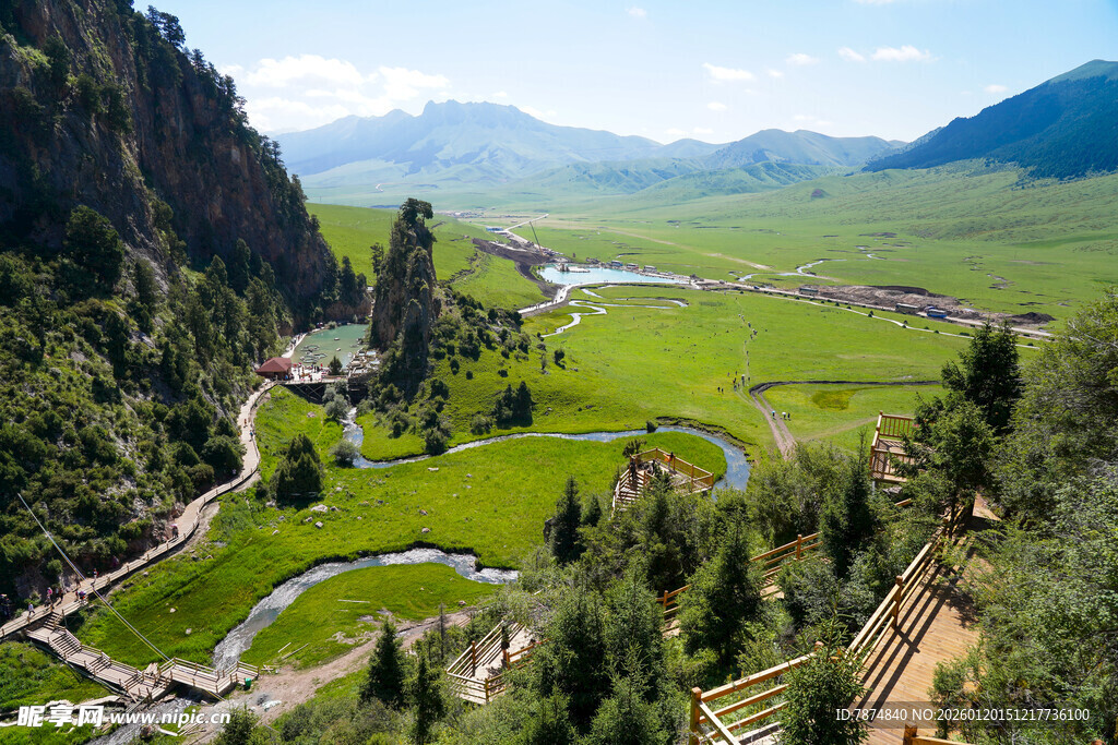 山间绿野蜿蜒河流美景